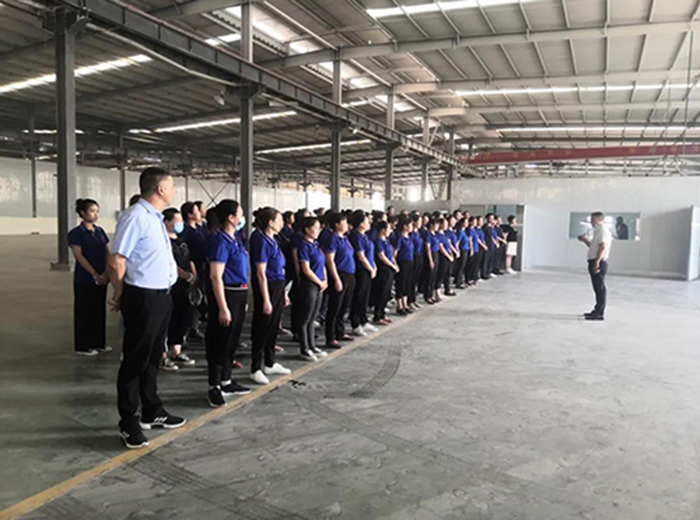 FH至尊注册集团董事长出席隆昌唯泰玻璃开业典礼